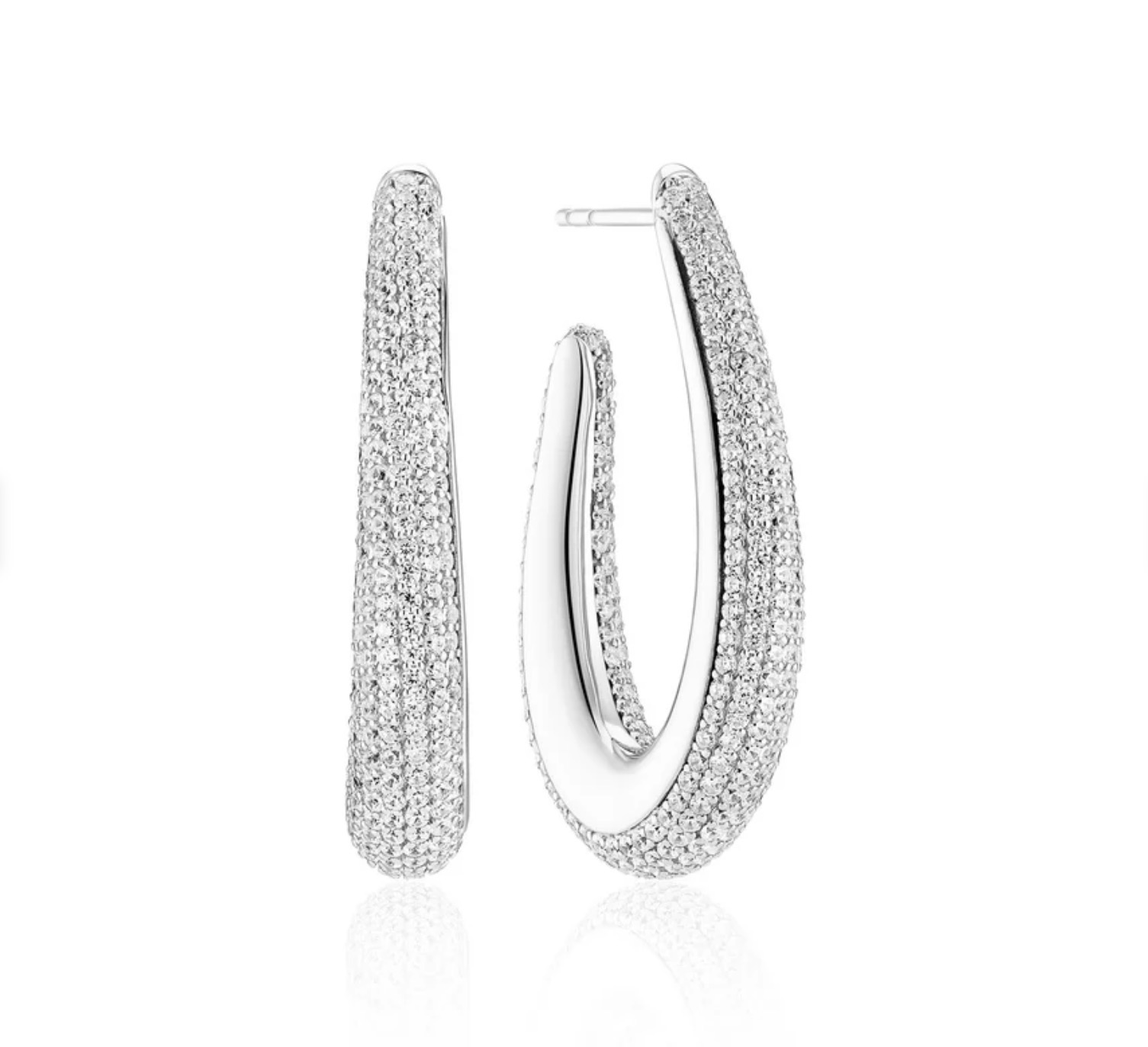 Oorbellen van gerhodineerd 925 sterling zilver, bezet met facetgeslepen witte zirkonia.

Afmetingen oorbellen: Diameter 37,8 mm, breedte 6,7 mm.
