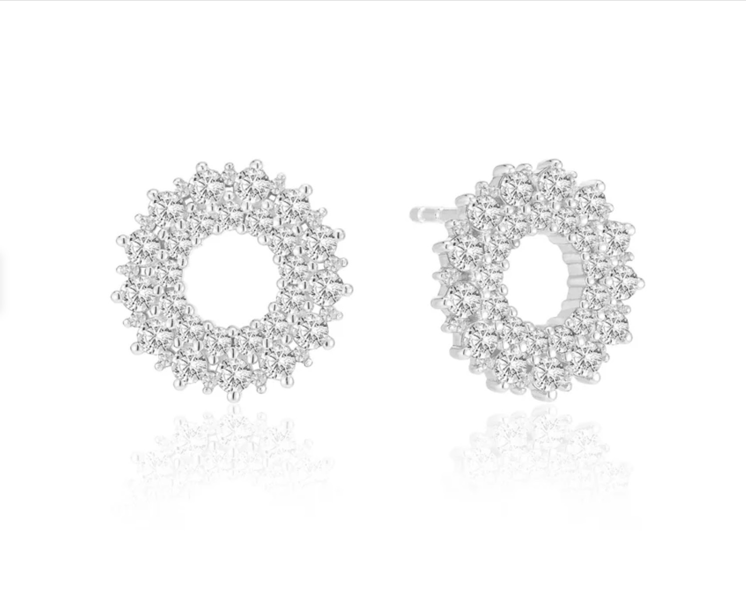 Oorbellen gemaakt van 925 sterling zilver met rhodiumlaag, gepolijst oppervlak en bezet met facetgeslepen witte zirkonia.

Afmetingen oorbellen: diameter 13,6 mm, dikte 2 mm.