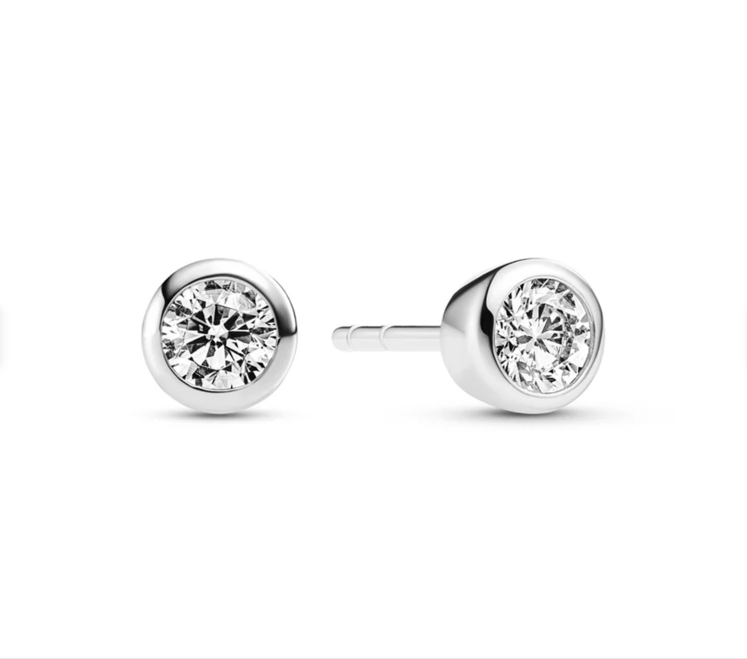 Oorbellen gemaakt van 925 sterling zilver met rhodiumcoating, met een gepolijst oppervlak en bezet met facetgeslepen witte zirkonia.

Afmetingen oorbellen: Diameter 5,3 mm.