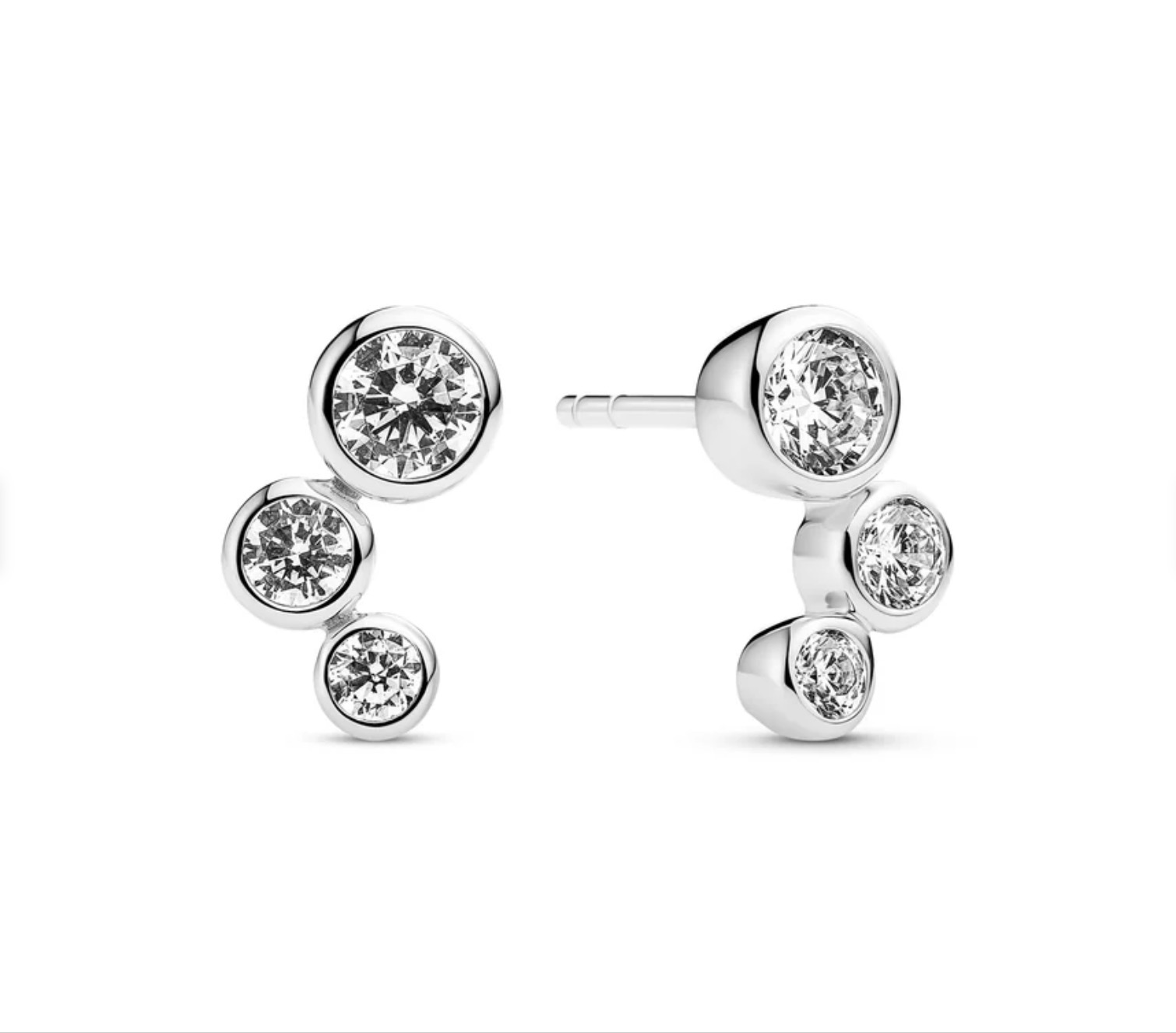 Oorbellen gemaakt van 925 sterling zilver met rhodiumcoating, met een gepolijst oppervlak en bezet met facetgeslepen witte zirkonia.

Afmetingen oorbellen: lengte 11,6 mm, breedte 4,2 mm.
