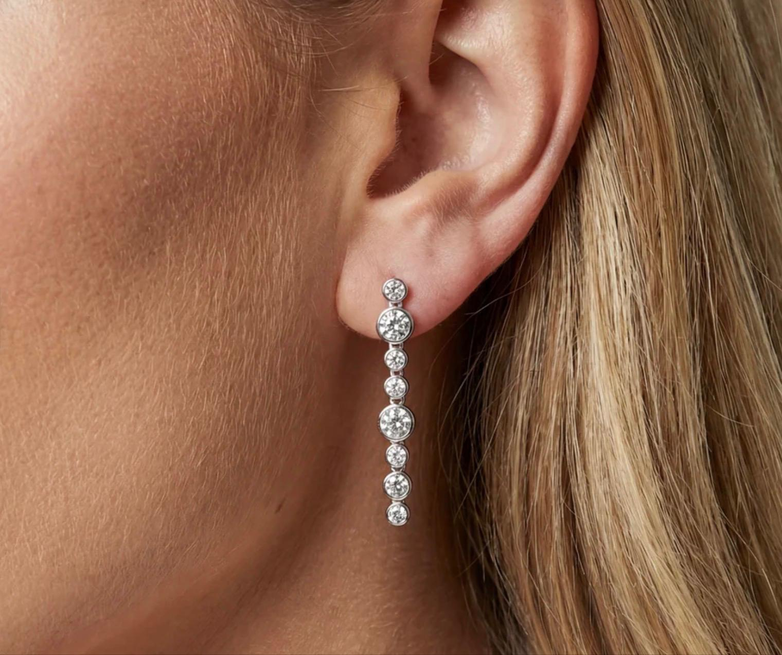 Oorbellen gemaakt van 925 sterling zilver met rhodiumcoating, met een gepolijst oppervlak en bezet met facetgeslepen witte zirkonia.

Afmetingen oorbellen: lengte 34 mm, breedte 5 mm.