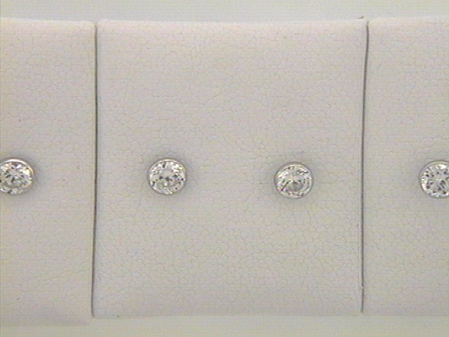 Das Produkt Sortiment Ohrstecker Silber Zirkonia 4,5mm, Modellnummer OS150274, besticht durch sein elegantes Design mit funkelnden Zirkonia-Steinen. Es ist ideal f&uuml;r den t&auml;glichen Gebrauch und besondere Anl&auml;sse. Dank seines leichten Gewichts von 1 Gramm bieten diese Stud-Earrings hohen Tragekomfort. Kombinieren Sie sie mit anderen Silberschmuckst&uuml;cken f&uuml;r einen harmonischen Look. Perfekt f&uuml;r stilvolle Outfits.