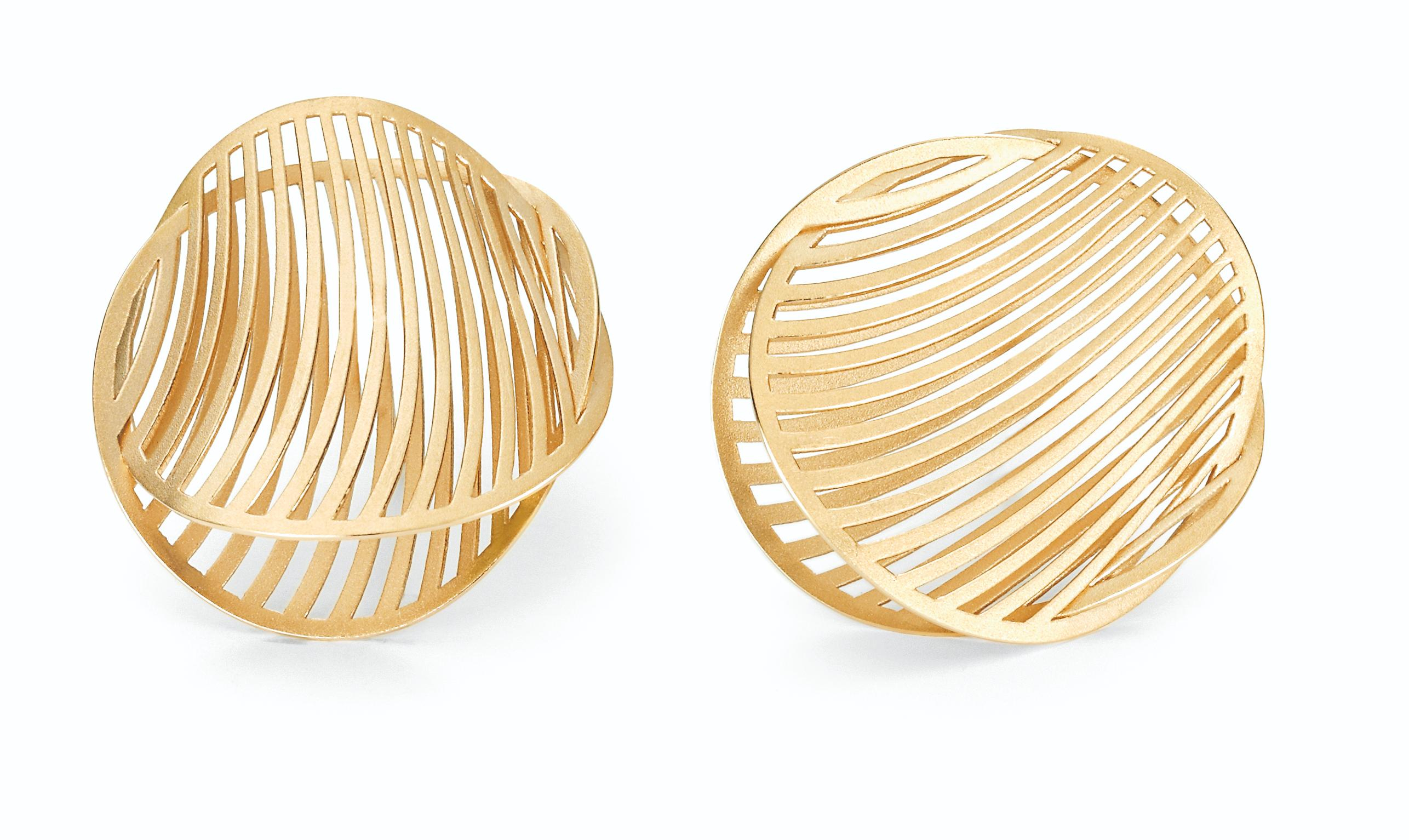 een paar 18 krts geelgouden oorstekers van NIessing model Mirage 20mm.
met 18 krts geelgouden stoppers