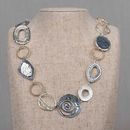 Collier uit de Touch of Gold-collectie van J&eacute;h Jewels, gemaakt van 925 sterling zilver met hoogglans, geoxideerd zilver en een laagje Gold Filled goud. Dit collier bestaat uit verschillende organische vormen, wisselend van materiaal. Dit collier doet ons denken aan een dagje relaxen op het strand, stylish en bohemian.