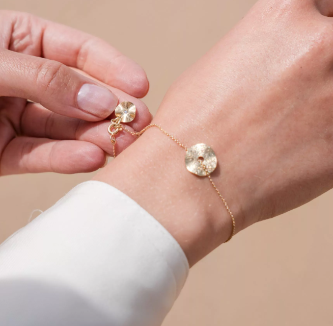 De Blossom Play Armband, modelnummer 50-0014GE, is een elegante 14-karaats geelgouden armband met een 12 mm gepolijste/ijs matte bloem en een 9 mm bloem op de sluiting met een diamant van 0.01ct TW-SI. Perfect voor een verfijnde look, draag het solo of combineer met andere sieraden voor extra glans. Geschikt voor elke gelegenheid.