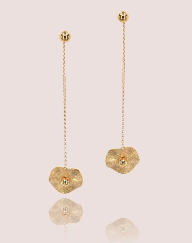 Product: Oorbellen 12mm bloesems in 585/- geelgoud, gepolijst/ijs mat, met een gat in het midden voor de ketting, modelnummer 20-0013-12. Kenmerken: Stud oorbellen, goudkleurig, 14-karaats goud. Het beste te dragen als elegante toevoeging aan dagelijkse en feestelijke outfits. Voeg subtiele luxe en verfijning toe aan elke look.