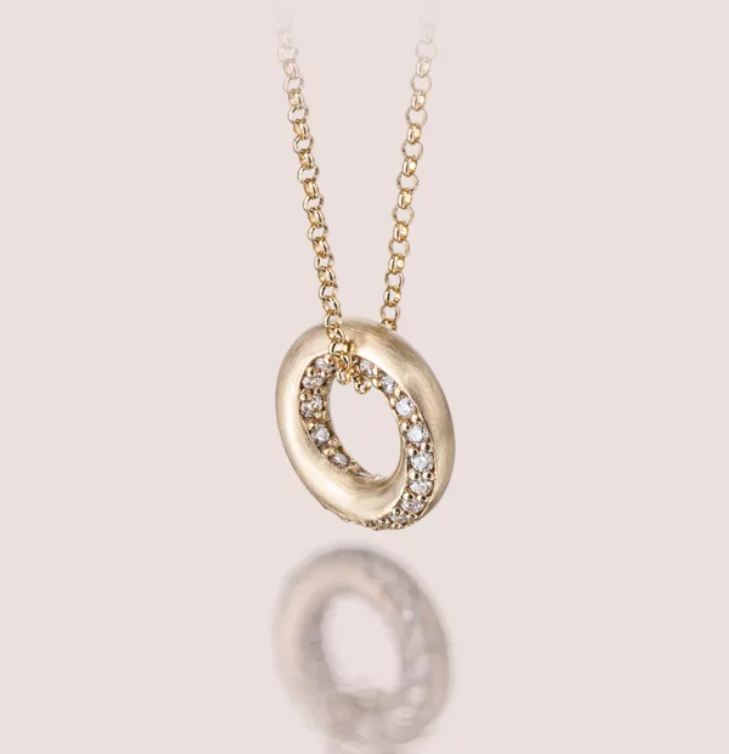 De Moebius Artikel: 30-0026-H hanger is een verfijnd sieraad van hazelnootgoud 585, bezet met 36 natuurlijke gekleurde diamanten van in totaal 0,18ct (SI). Geleverd met een bijpassende hazelnootgouden ketting. Draag hem als blikvanger bij zowel formele als informele outfits voor een elegante look. Perfect voor speciale gelegenheden. Voel je prachtig elke dag!