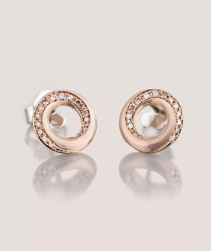 De M&ouml;bius Artikel: 20-0023 H 585 e Oorbellen zijn schitterende knopjes van ongeveer 10 mm, vervaardigd uit 14-karaat hazelnootgoud. Elke set bevat 30 natuurlijke, kleurige diamanten van in totaal 0,15 ct SI. Deze ros&eacute;goudkleurige oorbellen stralen elegantie uit en zijn perfect voor zowel dagelijkse als feestelijke gelegenheden. Draag ze opgestoken voor optimaal effect.