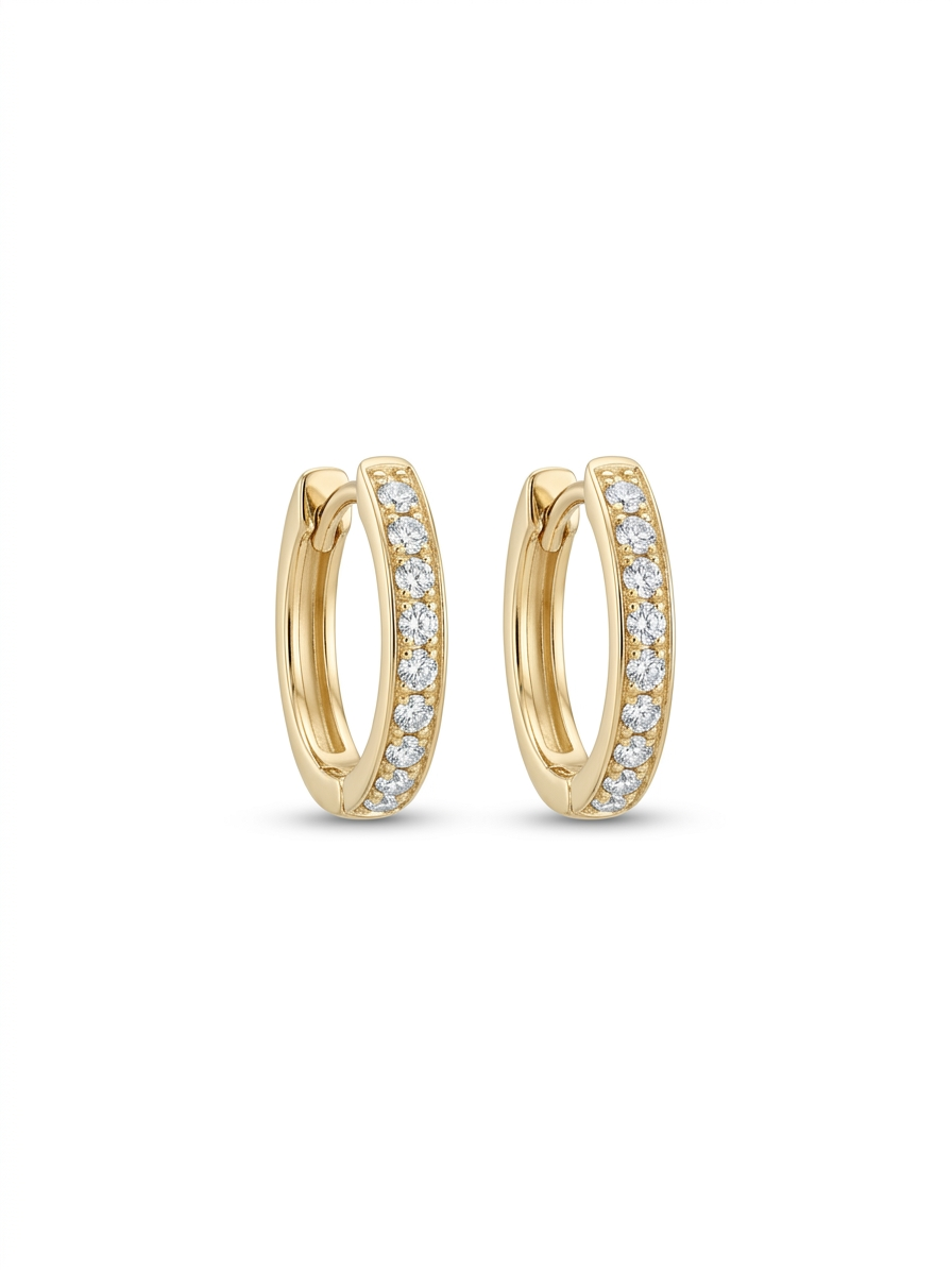 Deze 14 karaat gouden creolen zijn verfraaid met diamanten van 0,15 karaat, modelnummer KS22. De oorbellen hebben een elegante gouden glans en bevatten briljant geslepen diamanten met SI1 puurheid en G kleur. Perfect voor een chique avondje uit of als verfijnde dagelijkse accessoire, stralen ze luxe en tijdloze elegantie uit. Voeg een vleugje klasse toe aan elke outfit.