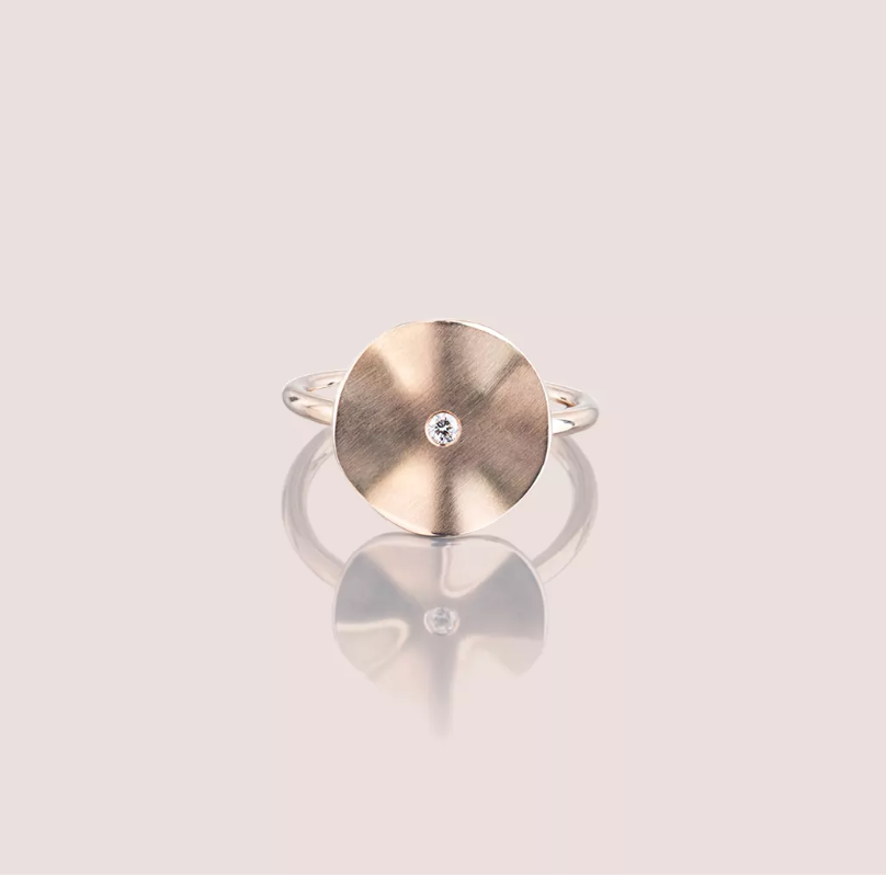 De Blossom Daydream Hazelnut ring, modelnummer 10-0001-9 H S, is gemaakt van 585/- hazelnoot goud met een satijn matte afwerking. De ring heeft een 0,01ct TW SI diamant en een 1mm ringband. Geniet van de unieke 14-karaats ros&eacute;gouden kleur. Draag deze elegante ring solo of combineer met andere fijne sieraden voor een verfijnde look.