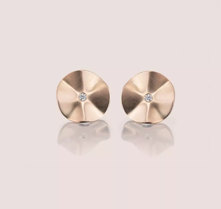 De Blossom Daydreams Oorbellen, modelnummer 20-0001-9, zijn prachtige 9mm bloesems vervaardigd uit 585/- hazelnootgoud met een satijnmatte afwerking. Ze bevatten twee diamanten van totaal 0,02 SI-TW. Gemaakt van 14-karaats goud, en hebben een ros&eacute;gouden kleur. Ideaal om te dragen bij zowel dagelijkse als feestelijke gelegenheden voor een elegante uitstraling.