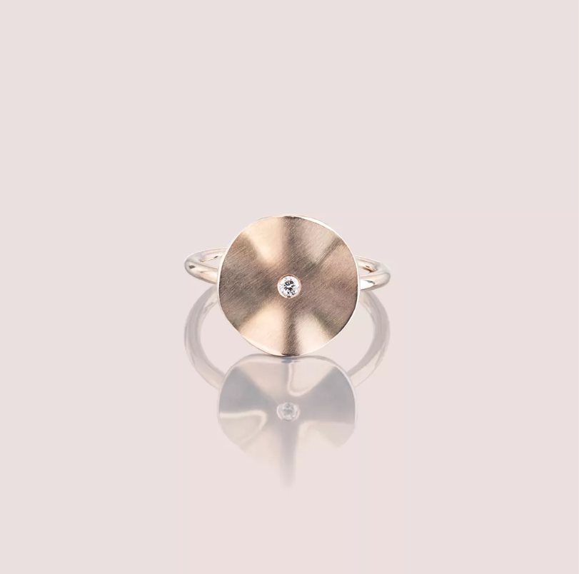 De Blossom Daydream Ring (modelnummer 10-0001-14H585) is een prachtige 14 mm ring in 585/- hazelnootgoud met satijnen matte afwerking en een diamant van 0,03 ct TW SI. Deze rosegoudkleurige ring van 14-karaats goud straalt elegantie uit. Draag het als een opvallend juweel bij speciale gelegenheden of om je dagelijkse look te verfijnen.