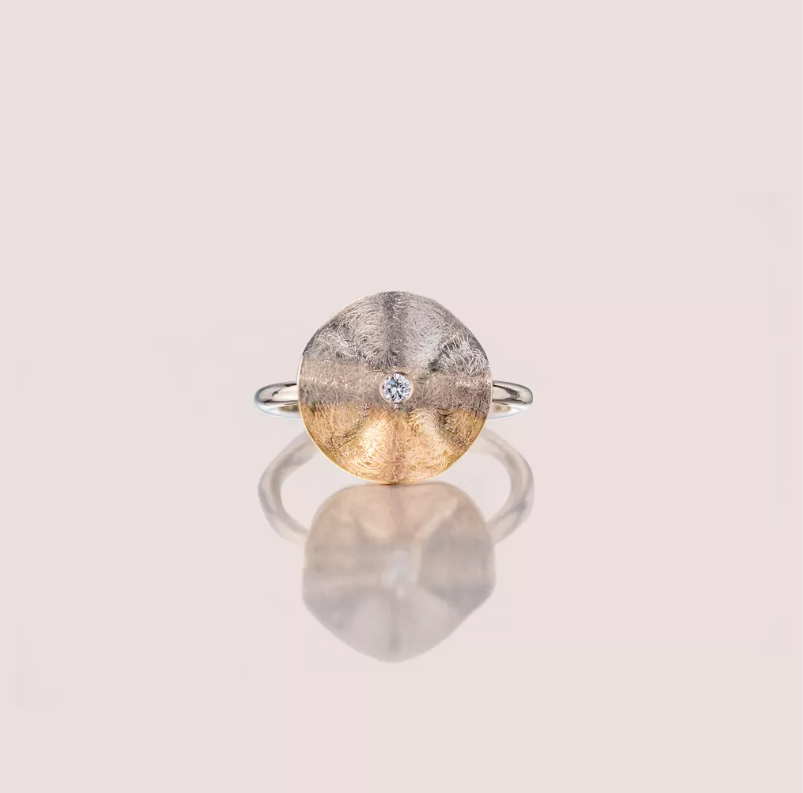Het Blossom Daydream Artikel 10-0001-12 H585 is een elegante ring van 14-karaats goud in hazelnootgoud met een ijsmatte afwerking. Versierd met een diamant van 0,025 ct TW SI. Perfect om te dragen als een subtiele maar verfijnde aanvulling op dagelijkse outfits of speciale gelegenheden. Ideaal om te combineren met andere ros&eacute;goudkleurige sieraden voor een complete look.