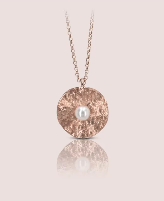 De Pearl Daydreams hanger 30-0014-12 M is een verfijnd sieraad in 585/- rosegoud met een gehamerde structuur en een Akoya parel van 3-3,5mm. Draag deze elegante hanger op een fijne gouden ketting voor een subtiele doch luxueuze uitstraling. Perfect voor elke gelegenheid, zowel casual als formeel, om uw stijl compleet te maken.