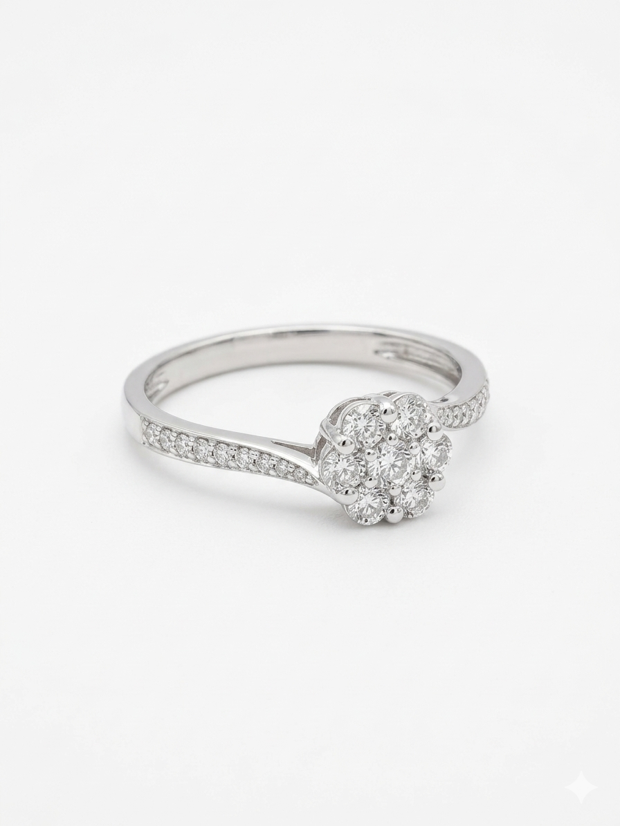 Deze witgouden diamanten ring met bloem en twist, modelnummer KS26, heeft een elegante uitstraling. Gemaakt van 14 karaat goud en bezet met SI1-puurheid en G-kleur briljante diamanten, biedt deze ring verfijning en stijl. Draag deze prachtige ring solo of combineer met andere sieraden voor een stijlvolle look. Perfect voor elke speciale gelegenheid of dagelijkse luxe.