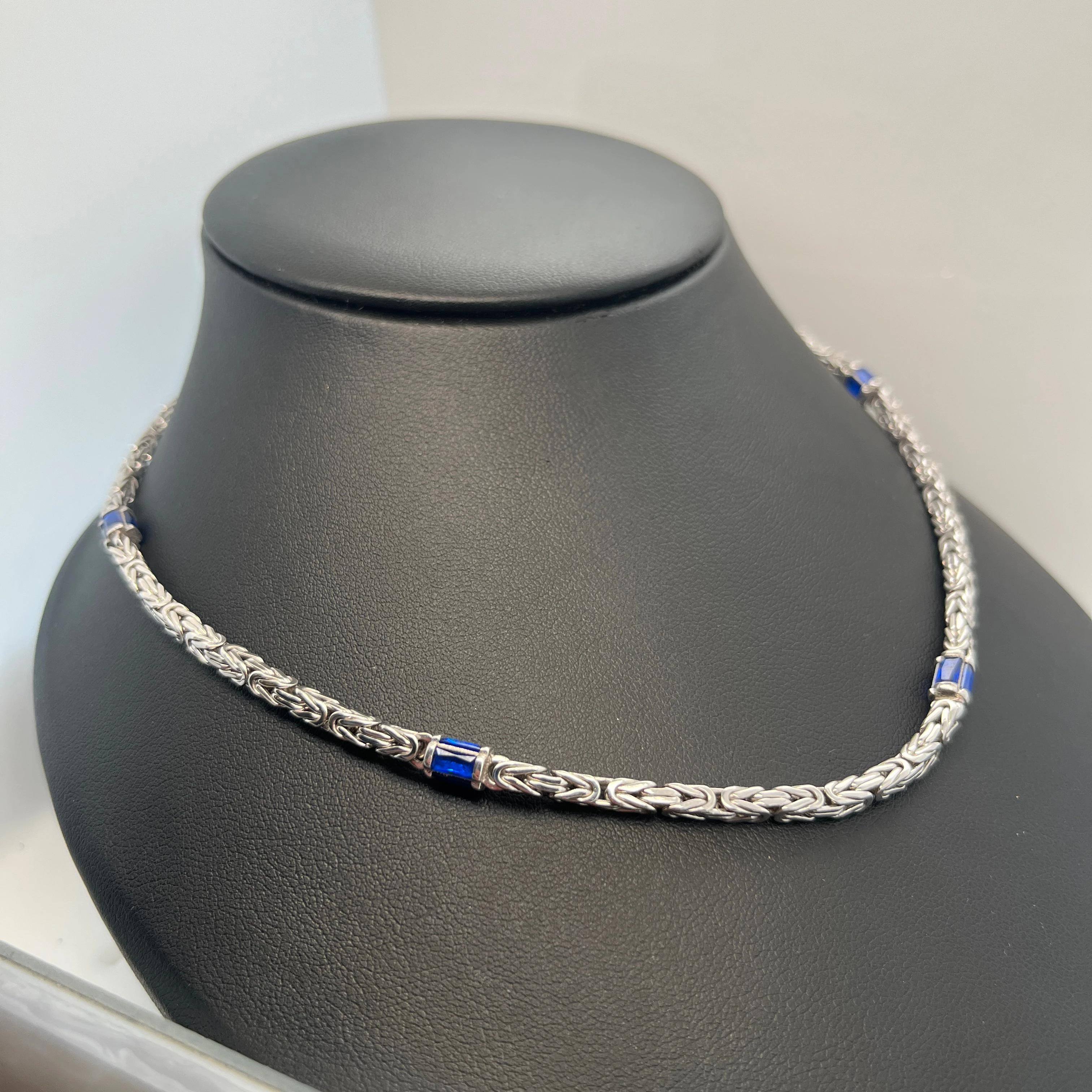 Zilveren collier van koningsschakel, met blauwe facet geslepen zirkonia stenen als tussenschakel.
Breedte van de schakel is 3mm