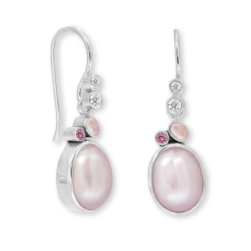 Deze sterling zilveren oorbellen bevatten elk een 7,5 &agrave; 8 mm roze zoetwaterparel, een 3 x 2 mm rozenkwarts, een 2 mm ronde zirkonia en een 1,5 mm ronde roze toermalijn.