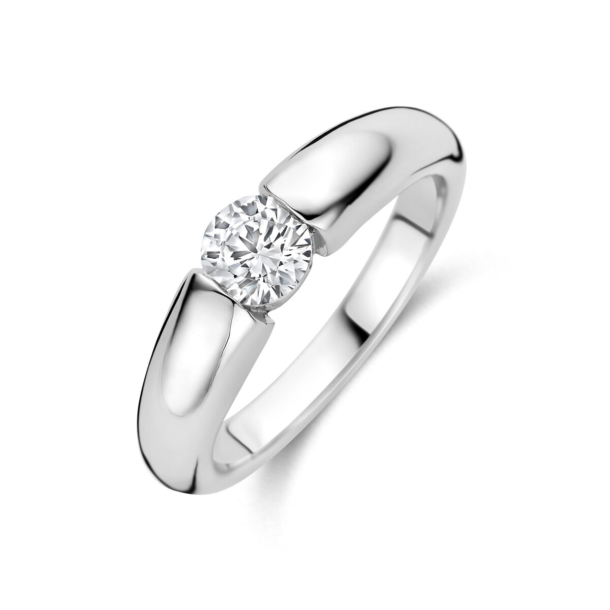 Deze prachtige ring, modelnummer 1317408, is voorzien van schitterende zirkonia stenen, waardoor hij elegantie en stijl uitstraalt. Perfect voor speciale gelegenheden of als dagelijks statement. Draag deze ring aan je ringvinger of wijsvinger voor een stijlvolle look. Combineer met andere sieraden voor een gelaagd effect en een verfijnde uitstraling.