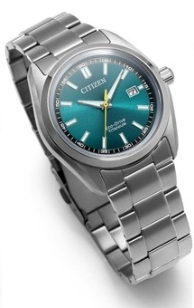 Citizen super titanium herenhorloge met groene wijzerplaat en datum functie en 5 atm waterdicht.