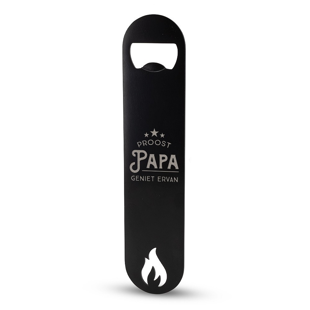 De Lekker stoer - Opener - Proost Papa, modelnummer 36767, valt in de categorie TOYS_HOBBY_PARTY. Dit product is een unieke flesopener die perfect is als cadeau voor vaders. Hij is stijlvol en stevig, ideaal voor feestelijke gelegenheden. Draag het aan je sleutelhanger zodat je altijd een opener bij de hand hebt. Een geweldige aanvulling voor elk feestje!