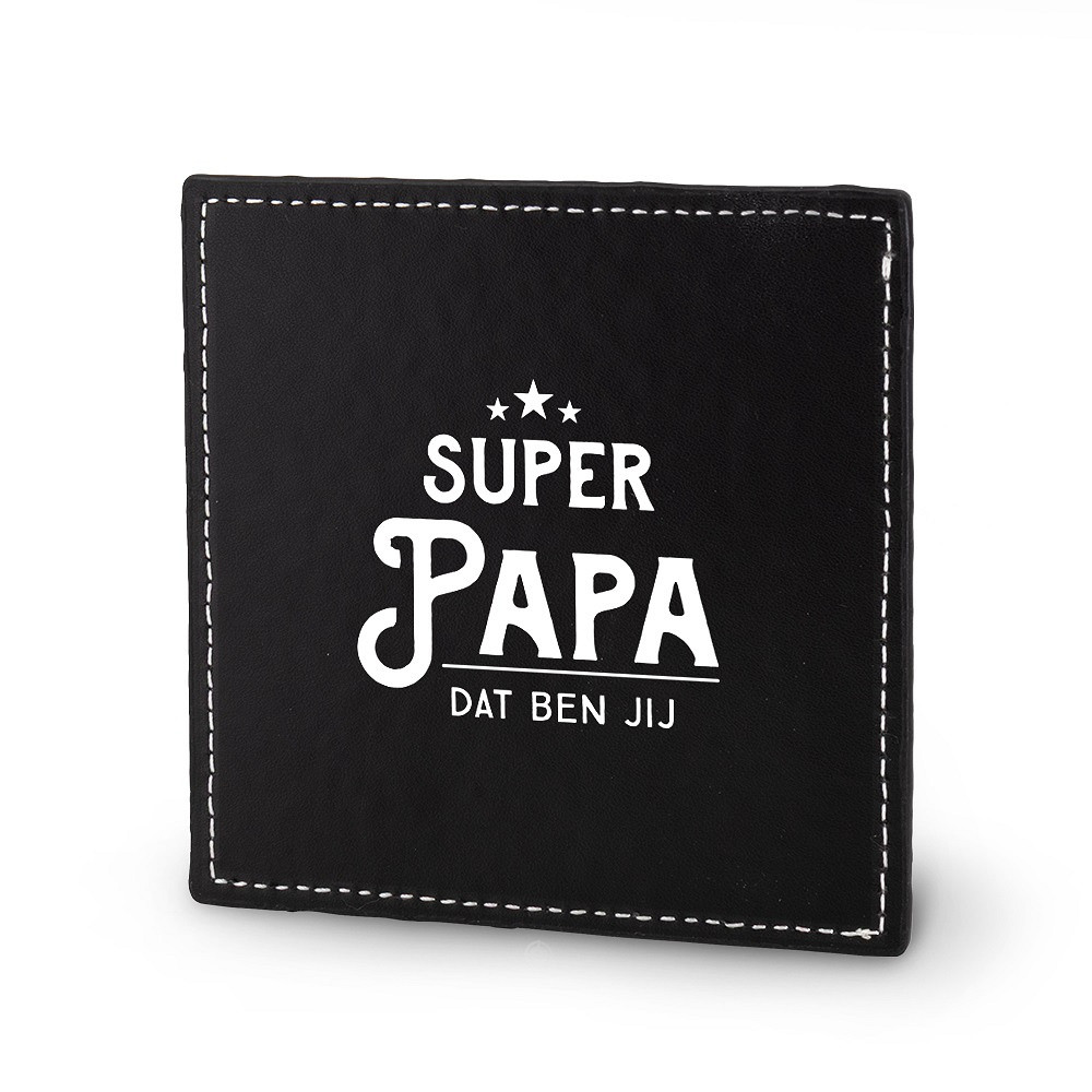 De Lekker stoer - Onderzetter - Super Papa, modelnummer 36789, is een geweldige toevoeging voor elke vader. Deze onderzetter is een speelse en praktische keuze. Draag het met trots op je tafel als ultiem eerbetoon aan Super Papa. Perfect voor feestjes en dagelijkse momenten. Voeg een vleugje humor en stijl toe aan elke gelegenheid!