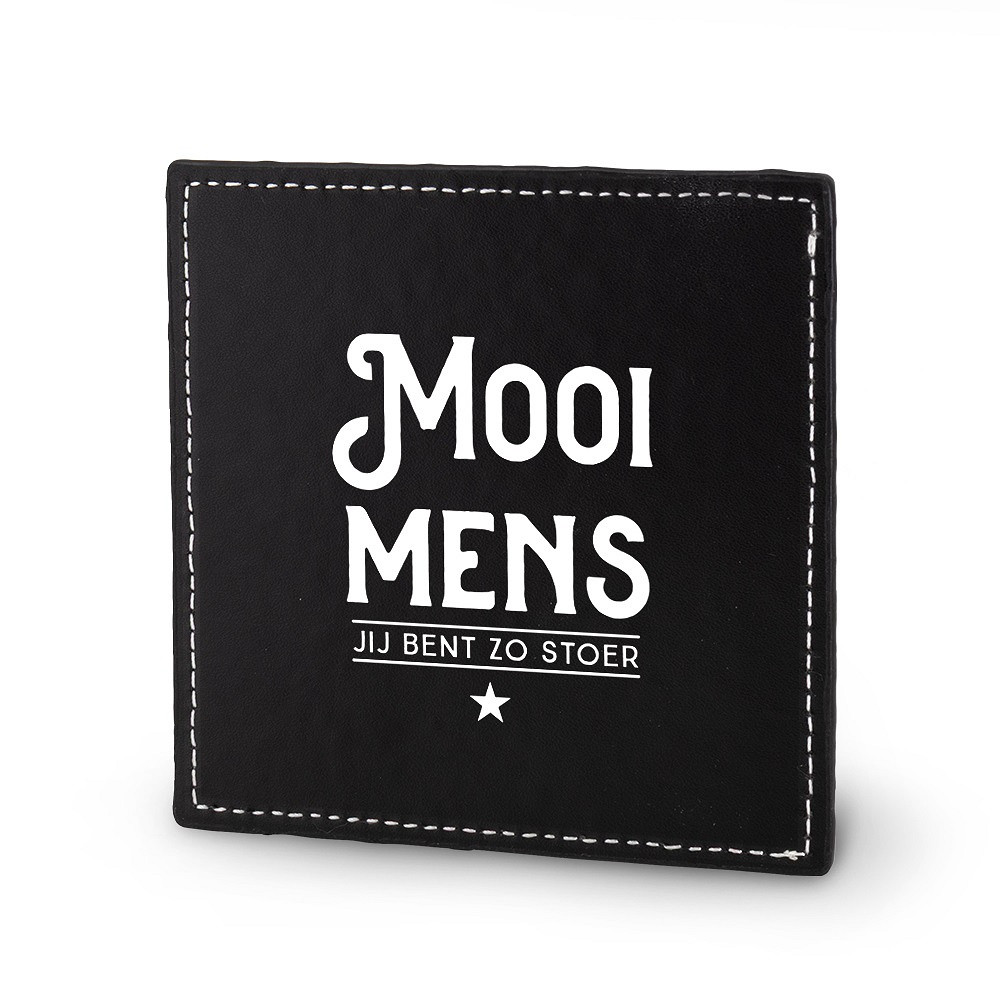 Lekker stoer - Onderzetter - Mooi Mens, modelnummer 36787, de onderzetter combineert stijl met functionaliteit en is perfect om je drankje op te plaatsen zonder kringen op je tafel. Draagwijze heeft hier geen toepassing; zet de onderzetter simpelweg op een vlak oppervlak en geniet van een stijlvol middelpunt tijdens feestjes.