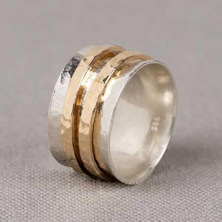 Een verfijnde ring gemaakt van 925 sterling zilver met Goldfilled spinning ringetjes. Het subtiele contrast en de speelse beweging geven dit tijdloze ontwerp een moderne, levendige uitstraling.