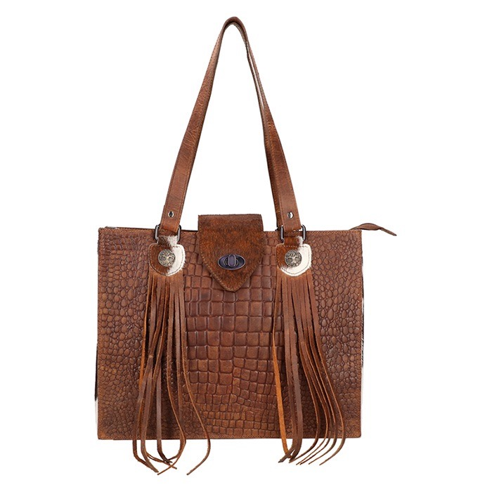 Croco Print Tas met Laptopvak en Afneembare Schouderriem

Stijlvolle tas in een fraaie croco print met diverse details aan de voorkant voor een luxe uitstraling. De achterkant is voorzien van een handig ritsvak voor snelle toegang tot je essentials.

De binnenkant heeft een mooie blauwe voering en is praktisch ingedeeld met een laptopvak, steekvakken en een ritsvak. De tas kan kort op de schouder worden gedragen en wordt geleverd met een lange, afneembare schouderriem voor extra draagcomfort.

Afmetingen: 29 cm hoog x 37 cm breed x 10 cm diep

Perfect als elegante werktas of dagelijkse schoudertas met voldoende opbergruimte.