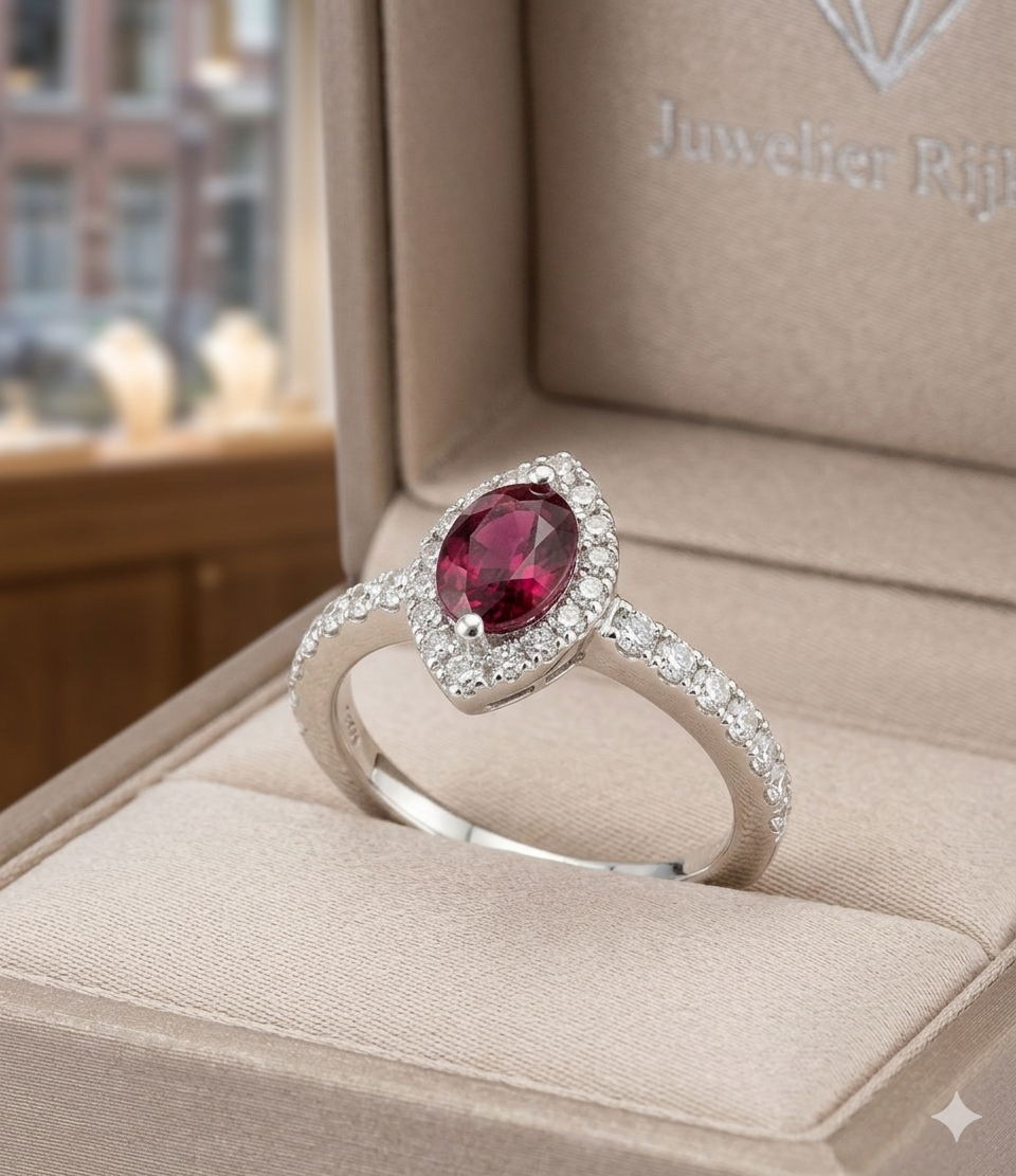 Deze prachtige 18 karaat witgouden ring met modelnummer AR4811 is verfraaid met een roze ovale toermalijn. De ring, maat 54, combineert elegantie met verfijning. Ideaal te dragen als een opvallend sieraad bij formele gelegenheden of als statement piece bij een avondje uit. Perfect te combineren met andere witte of gouden sieraden voor een complete look.