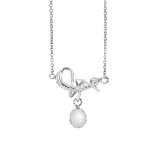 Deze sterling zilveren ketting heeft een mooie hanger met een witte parel van 8,5 &agrave; 9 mm en is afgewerkt met een 3mm zirkonia. De ketting kan op zowel 42 als 45 cm gedragen worden.