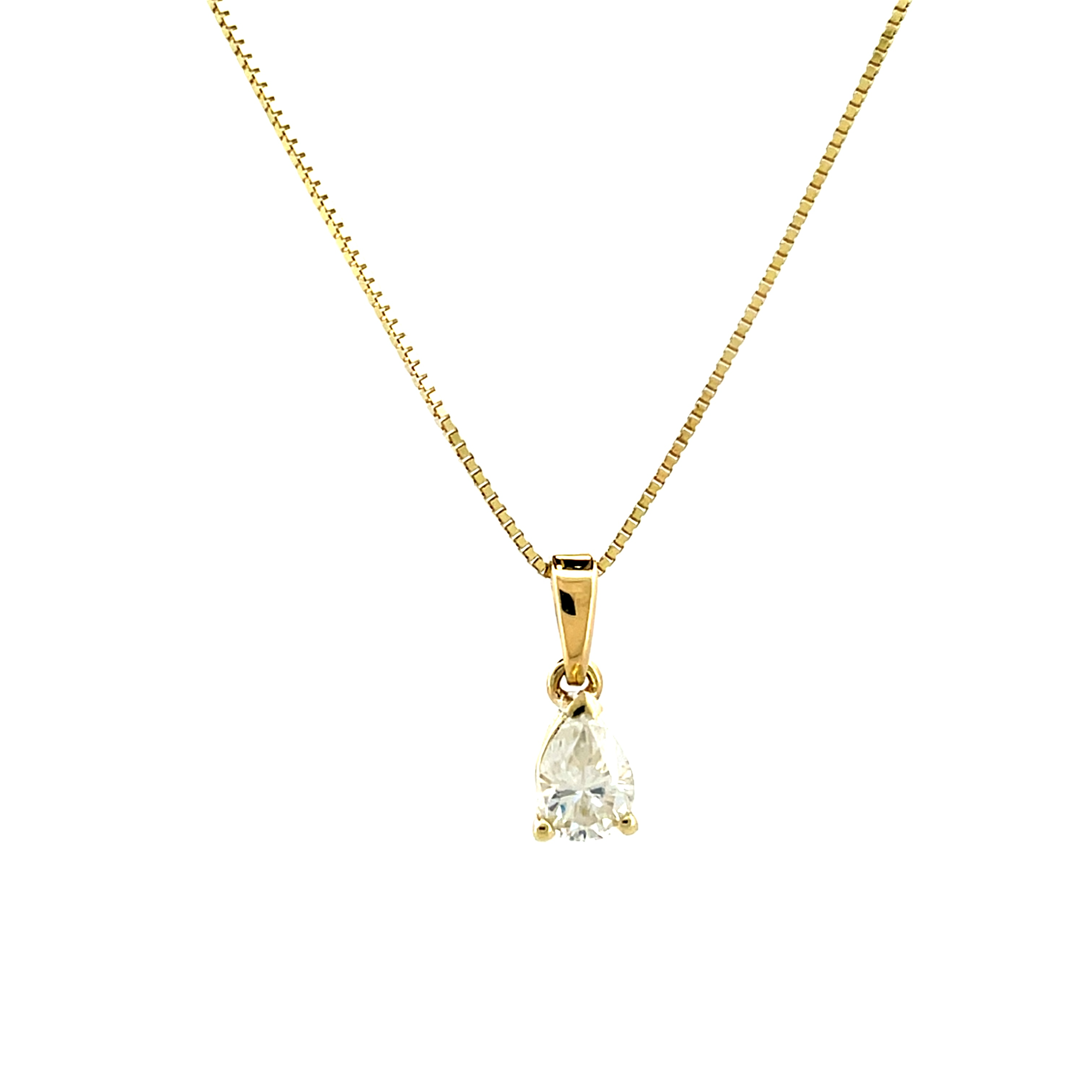 Deze prachtige hanger valt op door de peervormige moissaniet in een minimalistische zetting waardoor het een chique uitstraling heeft.

Maak een afspraak en kom deze sierlijke hanger passen! Of bestel haar gelijk, dan sturen we deze mooi verpakt naar je toe.