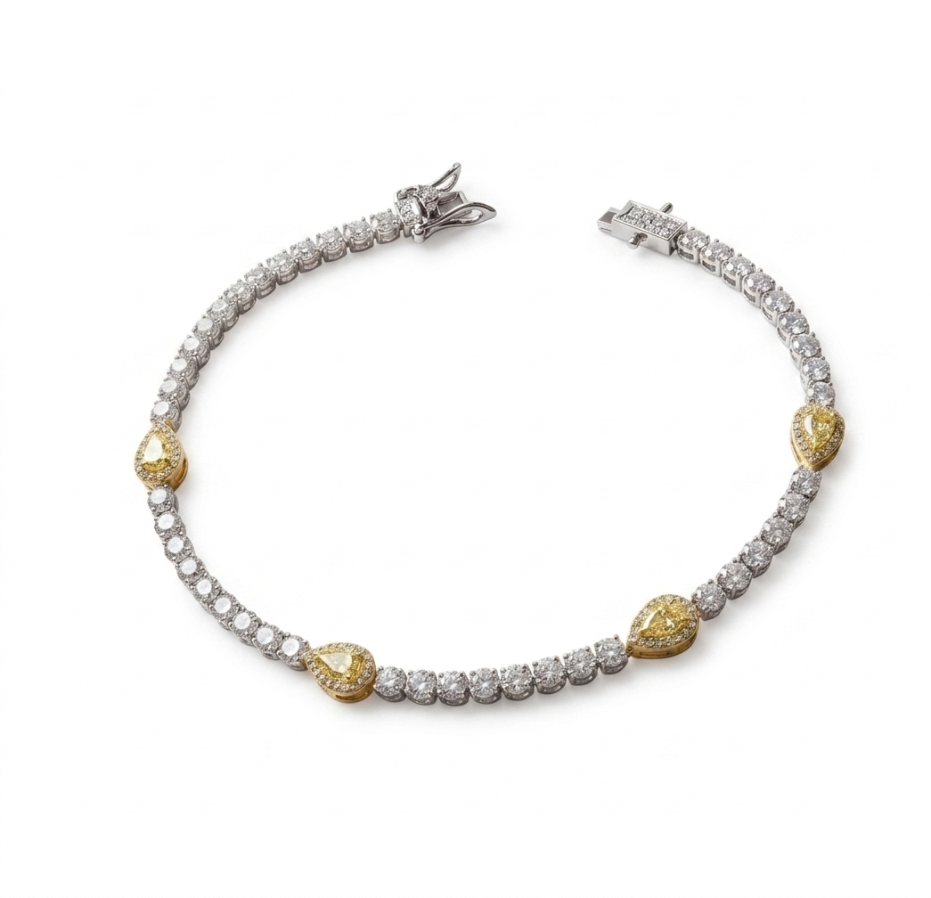 Deze 18 karaat witgouden armband, modelnummer AB3138, straalt met 1,48 karaat aan briljant geslepen wit en gele diamanten. Verfijnd en elegant, perfect om een vleugje luxe toe te voegen aan elke outfit. Ideaal voor speciale gelegenheden; draag het solo voor een subtiele look of combineer met andere sieraden voor extra glamour. Nieuw en van topkwaliteit, een juweel om te koesteren.