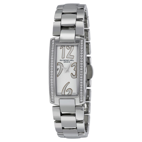 Roestvrijstalen kast met een roestvrijstalen armband. Vaste zilverkleurige lunette bezet met 48 diamanten (0,34 ct). Witte parelmoeren wijzerplaat met zilverkleurige wijzers en Arabische cijfers op de 3, 6, 9 en 12 uur. Wijzerplaattype: Analoog. Quartz uurwerk. Krasbestendig saffierglas. Massieve achterkant. Kastafmetingen: 19,8 mm x 44 mm. Kastdikte: 6,6 mm. Rechthoekige kastvorm. Vouwsluiting met drukknop. Waterdicht tot 30 meter / 100 voet. Functies: uur, minuut, seconde. Extra informatie: verwisselbare band - wordt geleverd met een witte stoffen band. Stijl: dresswatch. Horlogelabel: Swiss Made. Raymond Weil Shine Dameshorloge 1500-ST1-05303. Let op: Dit artikel wordt geleverd in een neutrale horlogedoos.