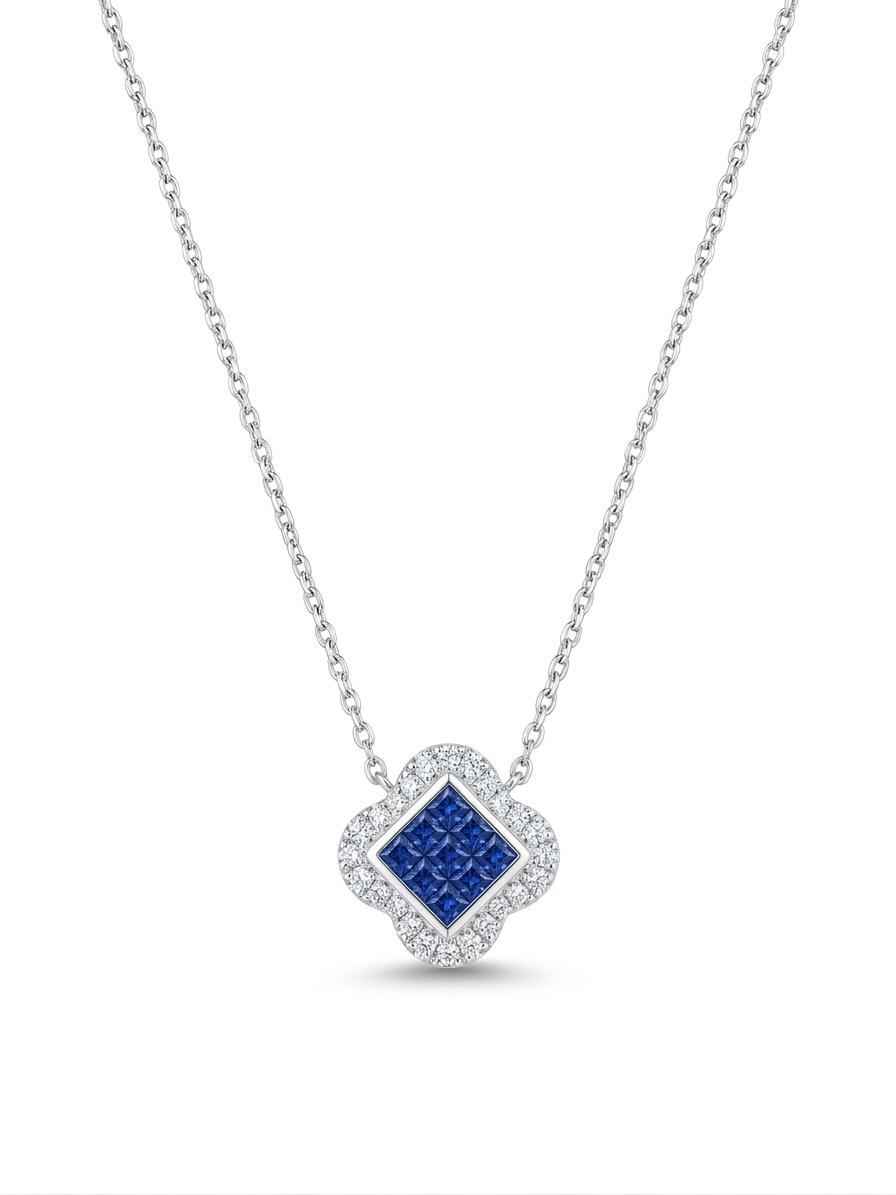 Dit prachtige collier bestaat uit 18 karaat witgoud en is versierd met 9 blauwe saffieren van in totaal 0,46 karaat en  0,25 caraat aan diamanten. Het collier van 45 cm straalt verfijnde elegantie uit. Perfect om overdag elegantie toe te voegen of om 's avonds te schitteren bij speciale gelegenheden. Modelnummer: AN4219.