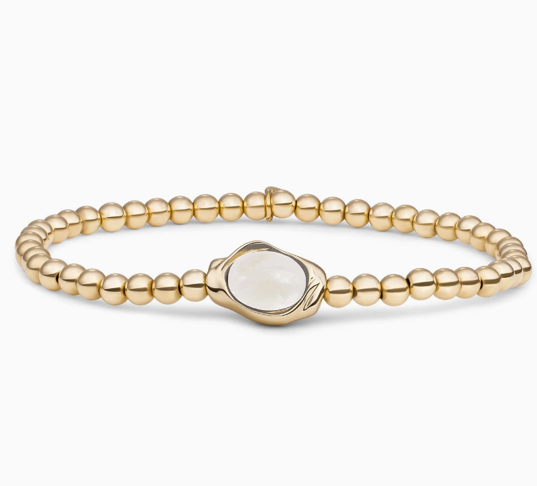 De Flow Armband Mother of Pearl heeft een zachte, verfijnde uitstraling die meteen opvalt door haar subtiele glans. Mother of pearl geeft dit sieraad een tijdloos en vrouwelijk karakter, waardoor het moeiteloos past bij zowel een casual outfit als een meer elegante look. Deze armband voelt licht en stijlvol om de pols en vormt een prachtig persoonlijk detail dat je iedere dag kunt dragen. Alleen gedragen is ze rustig en stralend, gecombineerd met andere sieraden zorgt ze voor een speels en eigen accent.