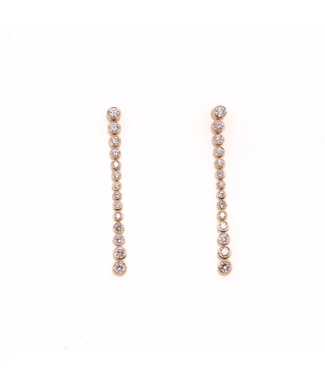 Deze 14kt. geelgouden oorhangers, model GBG0372, zijn voorzien van 28 schitterende briljant geslepen diamanten met een totaal gewicht van 1,06ct, kleur G (Top Wesselton) en zuiverheid SI1. Perfect voor een verfijnde, elegante look. Draag ze voor speciale gelegenheden of om je dagelijkse stijl een luxe touch te geven.