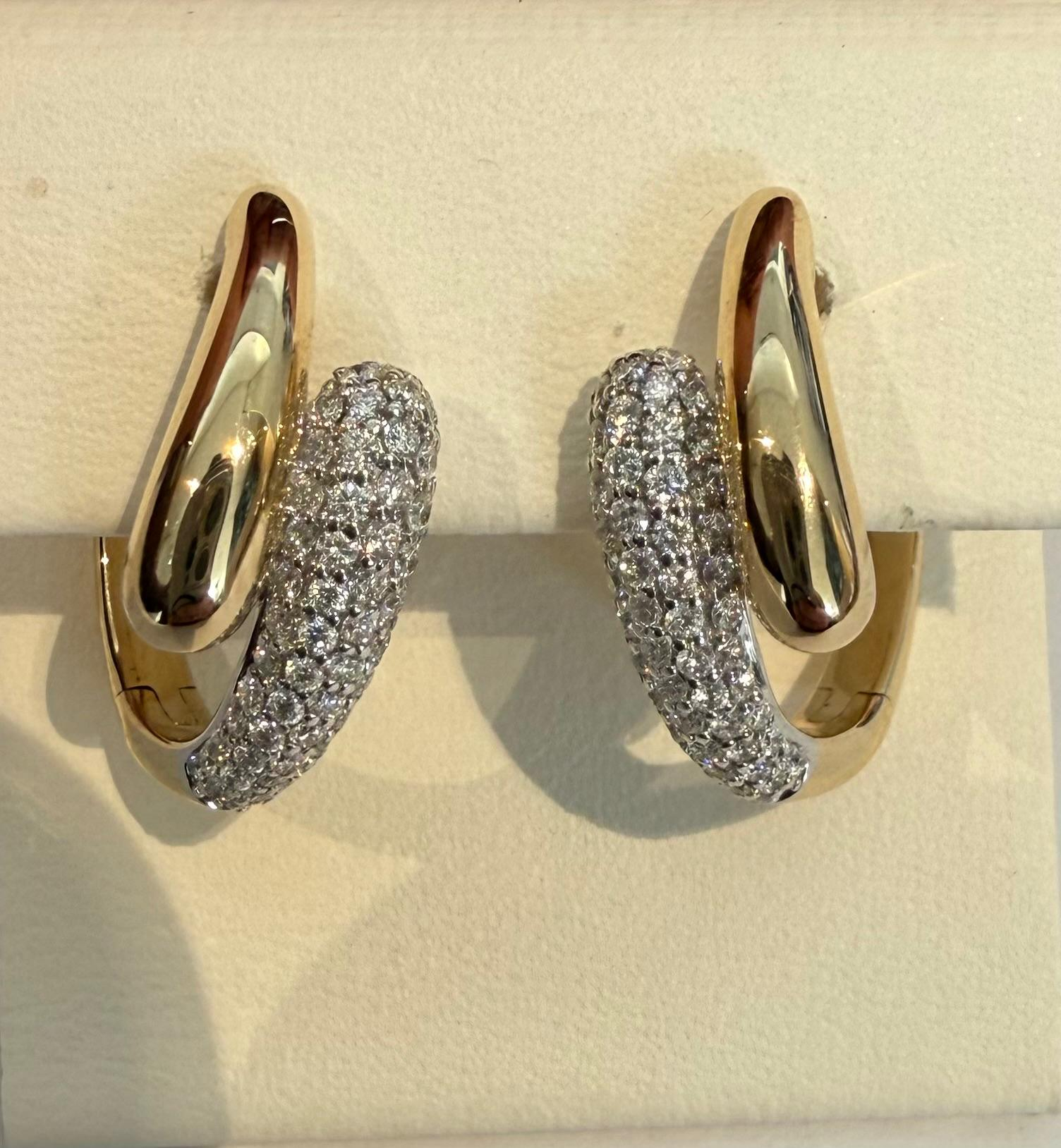 Deze 14kt. Bicolor Gouden Creolen (modelnummer GBP0221) van een niet-gespecificeerd merk hebben een elegante combinatie van goud en zilver. Met 126 briljantgeslepen diamanten van 0,53ct. in G/SI1 kwaliteit stralen deze nieuwe creolen luxe uit. Perfect om te dragen bij zowel formele als feestelijke gelegenheden voor een tijdloze en verfijnde look.