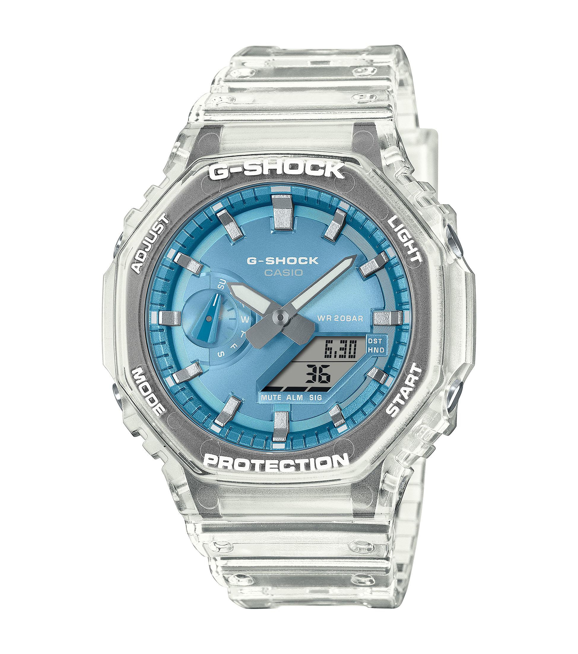Ben je op zoek naar een stoer en sportief horloge dat ook nog eens waterdicht is? Dan is de CASIO G-SHOCK GA-2100BM-7A2ER echt iets voor jou! Dit horloge heeft een analoge tijdaanduiding en een quartz uurwerk, waardoor je altijd precies weet hoe laat het is.

Met een diameter van 45 mm en een hoogte van 12 mm heeft dit horloge een robuuste uitstraling. De ronde transparante behuizing is gemaakt van kunststof en de blauwe wijzerplaat zorgt voor een opvallende look. Het mineraalglas zorgt ervoor dat het horloge goed beschermd is tegen krassen en stoten.

De transparante kunststof band sluit met een handige gesp, waardoor je het horloge gemakkelijk om en af kunt doen. Daarnaast is dit horloge voorzien van een handige datumweergave, zodat je altijd op de hoogte bent van de juiste datum.

Met een waterdichtheid van 20 bar is dit horloge geschikt om mee te duiken. Je kunt dus zonder zorgen het water in duiken en genieten van je favoriete watersporten. Of je nu gaat zwemmen, snorkelen of duiken, met de CASIO G-SHOCK GA-2100BM-7A2ER ben je altijd bij de tijd.