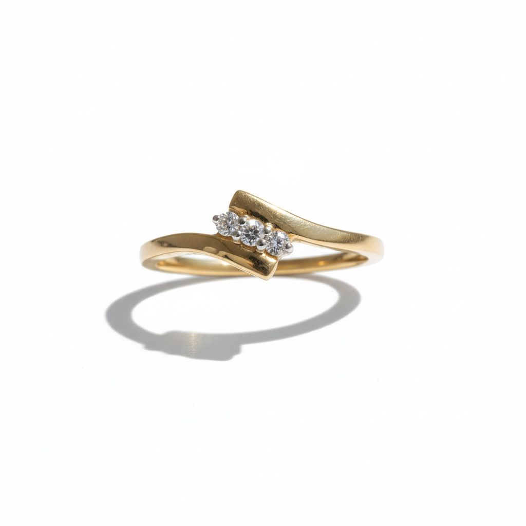 14 karaat geelgouden ring met 3 briljant geslepen diamanten van totaal 0.04 caraat.