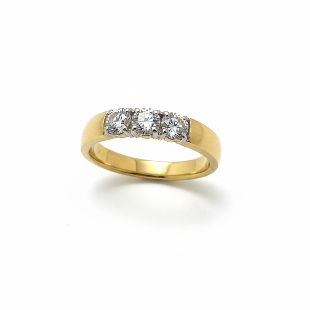 14 karaat geelgouden ring met 3 briljant geslepen diamanten van totaal 0.53 caraat.