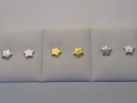 Das Produkt Sortiment Ohrstecker Silber / GP Sterne, Modellnummer 660/198422, ist ein elegantes Schmuckst&uuml;ck ohne spezifische Markenangabe. Die Ohrstecker bestehen aus Silber mit goldplattierten Stern-Designs und fallen in die Kategorie Schmuck, speziell Steckohrringe. Perfekt f&uuml;r den t&auml;glichen Gebrauch oder besondere Anl&auml;sse, k&ouml;nnen sie sowohl allein als auch in Kombination mit anderem Schmuck getragen werden.