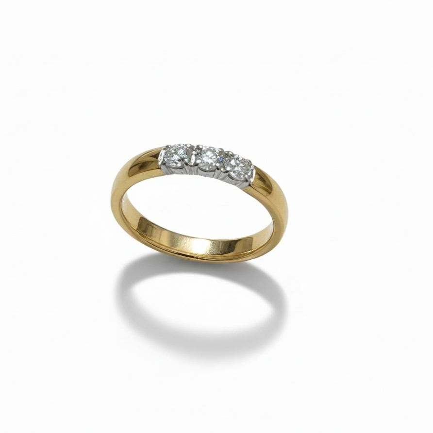 14 karaat geelgouden memoire ring met 3 briljanten van totaal 0.31 caraat.