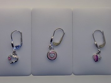 Das Produkt Sortiment Ohrh&auml;ngerSilber Zirk/Lack, Modellnummer 201/198851, ist ein elegantes Schmuckst&uuml;ck in der Kategorie Juwelen. Diese Ohrh&auml;nger aus Silber, verziert mit funkelnden Zirkonia-Steinen und lackierten Details, verleihen jedem Outfit einen Hauch von Eleganz. Ideal f&uuml;r besondere Anl&auml;sse, empfehlen wir, sie zu hochgestecktem Haar und eleganter Abendgarderobe zu tragen.