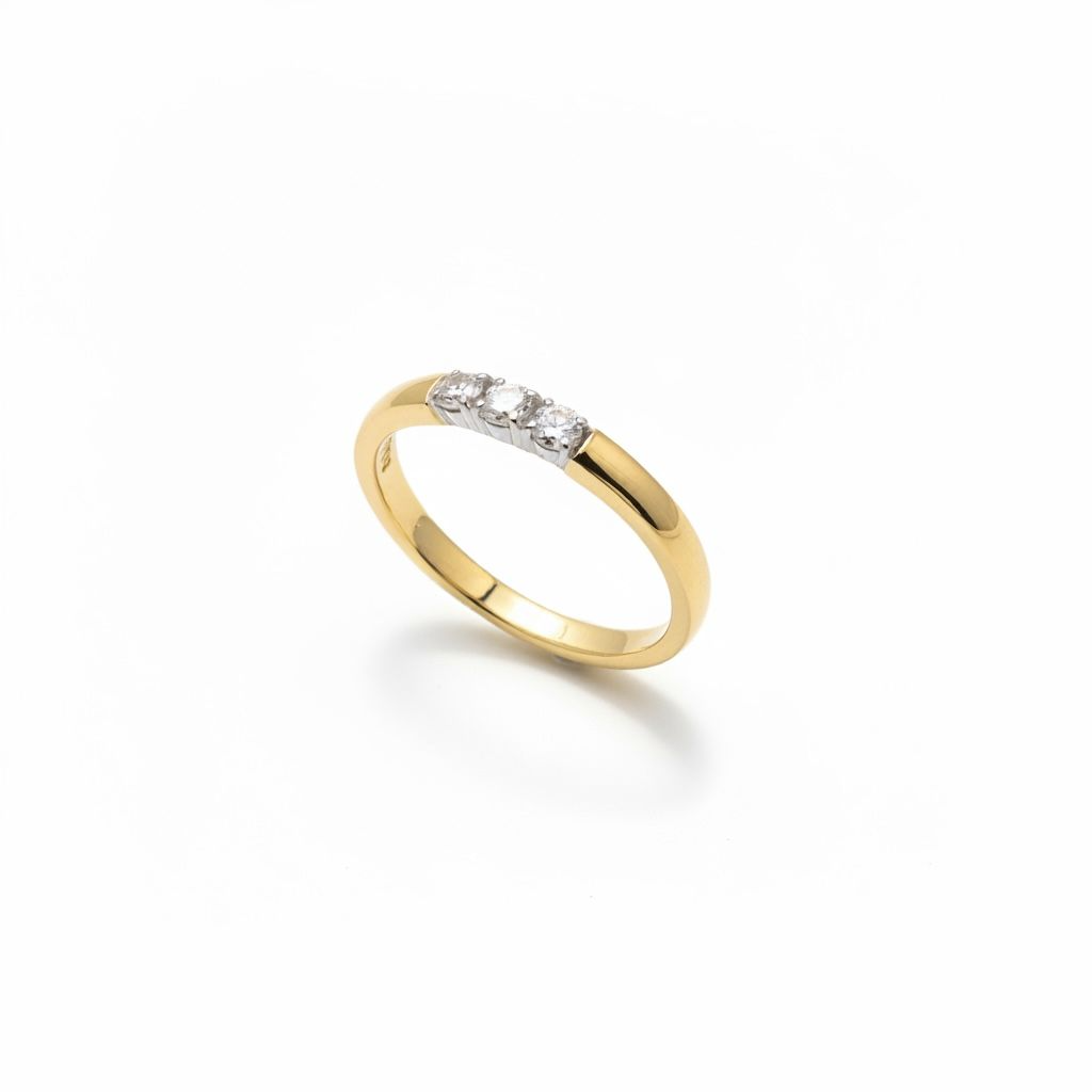 14 karaat geelgouden memoire ring met 3 briljanten van totaal 0.16 caraat.