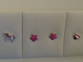 Das Produkt Sortiment Ohrstecker Silber Lack mit der Modellnummer 22/198098 ist ein stilvolles Schmuckst&uuml;ck aus der Kategorie Schmuck, speziell als Ohrstecker konzipiert. Tragen Sie diese eleganten Ohrstecker mit einem l&auml;ssigen oder formellen Outfit, um einen Hauch von Eleganz zu verleihen. Ihre schlichte und dennoch moderne Ausstrahlung passt zu jedem Anlass perfekt.