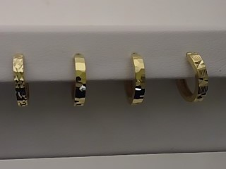 Das Produkt Sortiment Creolen Silber GP mit der Modellnummer 666/199422 ist ein Paar eleganter Creolen-Ohrringe. Sie bestehen aus hochwertigem Silber und verf&uuml;gen &uuml;ber eine goldene Beschichtung. Diese Ohrringe eignen sich perfekt f&uuml;r besondere Anl&auml;sse oder den t&auml;glichen Gebrauch. Sie lassen sich am besten mit hochgesteckten Haaren oder kurzen Frisuren tragen, um ihre elegante Sch&ouml;nheit voll zur Geltung zu bringen.