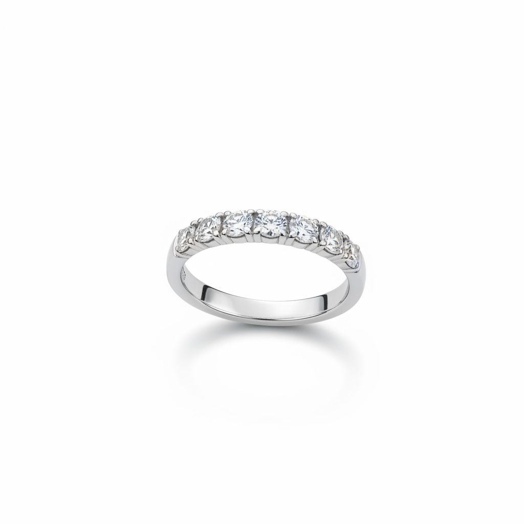 14 karaat witgouden memoire ring met 7 briljanten van totaal 0.73 caraat.