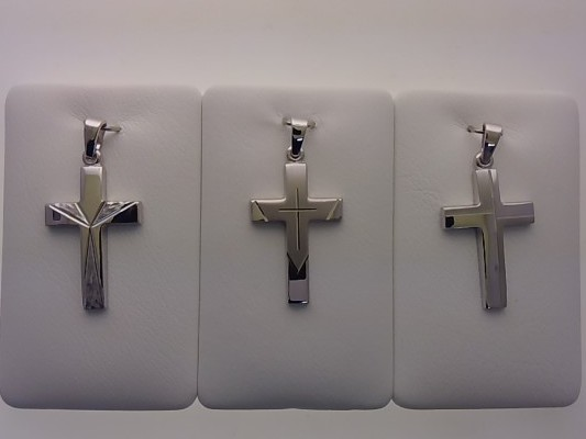 Sortiment Kreuze Sort. Kreuze mit der Modellnummer 22/199070 ist ein elegantes Schmuckst&uuml;ck der Kategorie JEWEL, speziell ein ANH&Auml;NGER. Dieses stilvolle Kreuz-Pendant kann hervorragend an einer schlichten Kette getragen werden, um jedem Outfit eine edle Note zu verleihen. Ideal f&uuml;r jeden Anlass, zeigt es klassische Eleganz und zeitlose Sch&ouml;nheit.