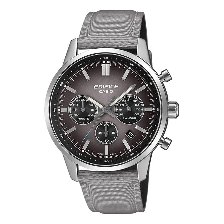 De Casio Edifice EFR-575C-8AEF straalt klasse uit! Dankzij het bolle glas, de smalle lunette en de verfijnde wijzerplaat met subtiele details. Een stijlvol horloge met een knipoog naar klassieke sportwagens, dat zich onderscheidt door een eenvoudig ontwerp, precies in balans.