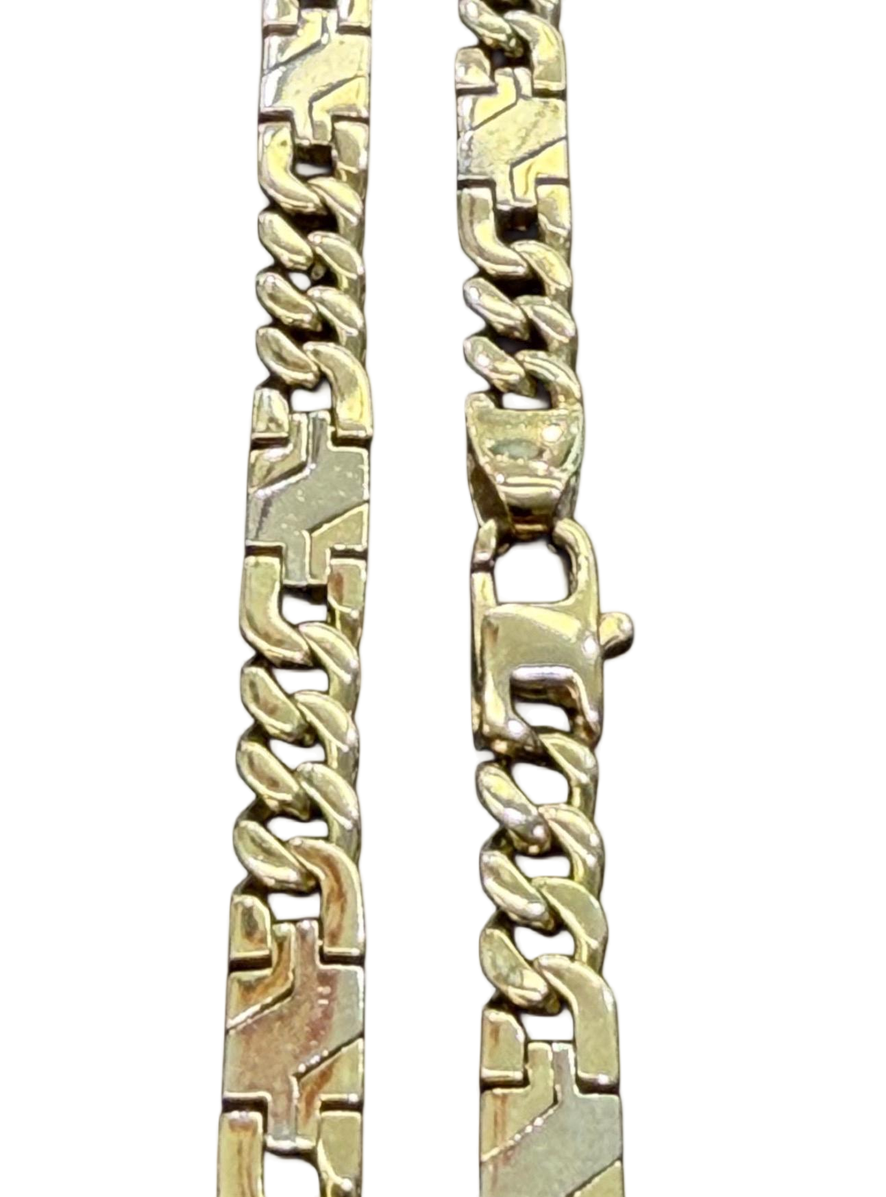 De gouden ketting, modelnummer BREA-000702, van een niet-gespecificeerd merk is vervaardigd van 14-karaats goud. Het heeft een lengte van 700 mm, een breedte van 5,6 mm en een glanzende goudkleur. Deze stijlvolle ketting past perfect bij zowel casual als formele outfits. Draag hem solo als statement piece of combineer met andere kettingen voor een gelaagde look.